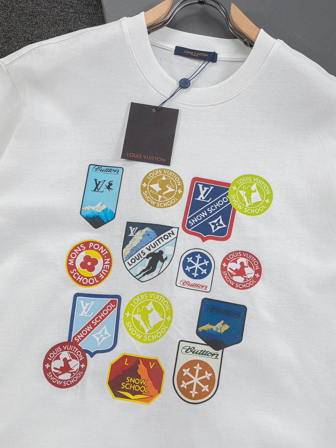 🅿️190 Louis Vuitton 1V LV micro-wide version S-XL LV 26ss New product counters are on the shelves at the same time Multi-process digital direct printing Various travel patches on the chest Micro-stamp printing Round-neck short-sleeved T-shirts, the same style for men and women! Consigned to one-to-one creation. Synchronized with the official website, pure cotton fabrics at the counter! It is close to the skin and comfortable, durable and easy to wear. It has a classic and simple logo design and meticulous original craftsmanship. Short-sleeves, a must-have item for men, do not appear to be the same for the general public, but must be unique and eye-catching. This LV short-sleeve is all about quality, comfort, the same shape and fashion as always, including fabrics and cutting techniques. All of them have been made with great effort! 320 grams of washed pure cotton fabric, pure cotton is breathable, very refreshing and comfortable for daily wear. The rib knitting on the neckline is smooth and tight, and the neckline will not be skewed if you toss it at will. The loose version, you will find that it looks really good on the upper body. The overall is minimalist and neat, super versatile for daily use! Pair it casually with a pair of pants for a youthful look. A T-shirt will make your outfit crazy. It is a fashionable item that can never go wrong! Color: Black White Gray Size: S-XL Size chart: S: Shoulder width 50-Bust 56-Length 70 M: Shoulder width 52-Bust 57-Length 72 L: Shoulder width 54-Bust 59-Length 74 XL: Shoulder width 56-Bust 62-Length 76